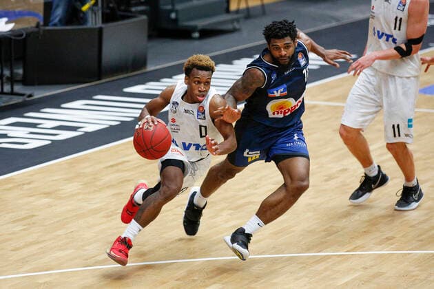 BBL easyCredit Basketball Bundesliga season 2020 2021 12 matchday on Sunday, 10 January 2021 at edel optics de Arena in Hamburg Hamburg Towers HAKRO Merlins Crailsheim v l TJ Shorts II Towers , Tim Coleman Crailsheim Hamburg Towers HAKRO Merlins Crailsheim