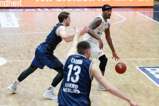 BBL easyCredit Basketball Bundesliga season 2020 2021 12 matchday on Sunday, 10 January 2021 at edel optics de Arena in Hamburg Hamburg Towers HAKRO Merlins Crailsheim v l Fabian Bleck Crailsheim , Terry Allen Towers Hamburg Towers HAKRO Merlins Crailsheim