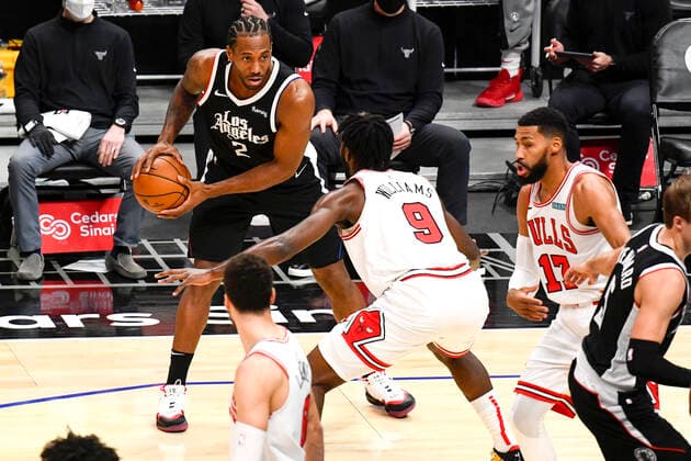 LOS ANGELES, CA - JANUARY 10: Los Angeles Clippers Forward Kawhi Leonard (2) looks to attack the basket during a NBA, Basketball Herren, USA game between the Chicago Bulls and the Los Angeles Clippers on January 10, 2021 at STAPLES Center in Los Angeles, CA.The game was played without fans due to the COVID-19 pandemic. (Photo by Brian Rothmuller Icon Sportswire) NBA: JAN 10 Bulls at Clippers Icon210110002