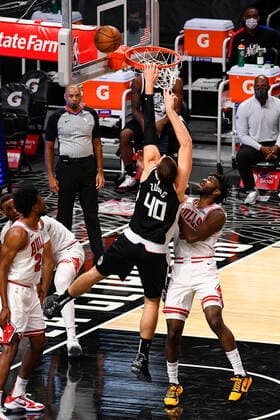 LOS ANGELES, CA - JANUARY 10: Los Angeles Clippers Center Ivica Zubac (40) misses a dunk attempt during a NBA, Basketball Herren, USA game between the Chicago Bulls and the Los Angeles Clippers on January 10, 2021 at STAPLES Center in Los Angeles, CA.The game was played without fans due to the COVID-19 pandemic. (Photo by Brian Rothmuller Icon Sportswire) NBA: JAN 10 Bulls at Clippers Icon210110017