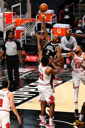 LOS ANGELES, CA - JANUARY 10: Los Angeles Clippers Forward Kawhi Leonard (2) scores a basket inside during a NBA, Basketball Herren, USA game between the Chicago Bulls and the Los Angeles Clippers on January 10, 2021 at STAPLES Center in Los Angeles, CA.The game was played without fans due to the COVID-19 pandemic. (Photo by Brian Rothmuller Icon Sportswire) NBA: JAN 10 Bulls at Clippers Icon210110020