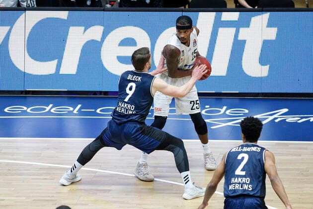 BBL easyCredit Basketball Bundesliga season 2020 2021 12 matchday on Sunday, 10 January 2021 at edel optics de Arena in Hamburg Hamburg Towers HAKRO Merlins Crailsheim v l Fabian Bleck Crailsheim , Terry Allen Towers Hamburg Towers HAKRO Merlins Crailsheim