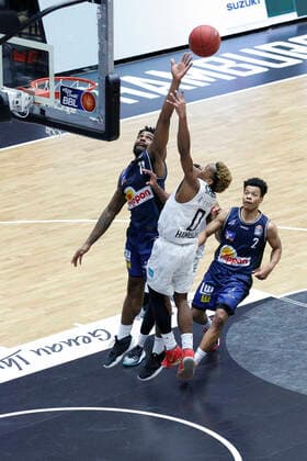BBL easyCredit Basketball Bundesliga season 2020 2021 12 matchday on Sunday, 10 January 2021 at edel optics de Arena in Hamburg Hamburg Towers HAKRO Merlins Crailsheim v l Tim Coleman Crailsheim , TJ Shorts II Towers , Trae Bell Haynes Crailsheim Hamburg Towers HAKRO Merlins Crailsheim