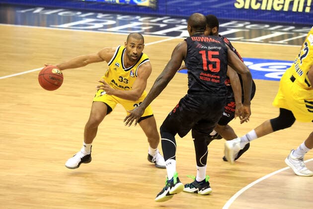 GER, BBL, ALBA Berlin vs Jobstairs Giessen 46ers 10 01 2021, Mercedes Benz Arena, Berlin, GER, BBL, ALBA Berlin vs Jobstairs Giessen 46ers, in picture Jayson Granger ALBA Berlin 33 , Brandon Bowman Giessen46ers 15 , Jonathan Stark Giessen46ers 1 nordphotoxEngler nph00076
