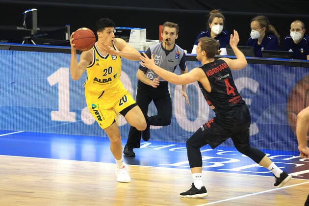 GER, BBL, ALBA Berlin vs Jobstairs Giessen 46ers 10 01 2021, Mercedes Benz Arena, Berlin, GER, BBL, ALBA Berlin vs Jobstairs Giessen 46ers, in picture Simone Fontecchio ALBA Berlin 20 , Bjarne Kraushaar Giessen46ers 4 nordphotoxEngler nph00076