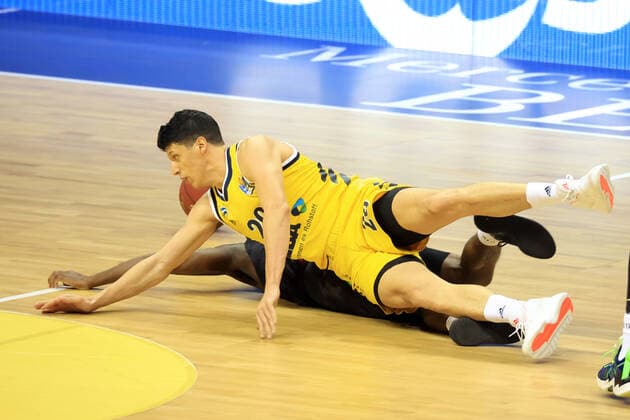 GER, BBL, ALBA Berlin vs Jobstairs Giessen 46ers 10 01 2021, Mercedes Benz Arena, Berlin, GER, BBL, ALBA Berlin vs Jobstairs Giessen 46ers, in picture Simone Fontecchio ALBA Berlin 20 , Jonathan Stark Giessen46ers 1 nordphotoxEngler nph00076