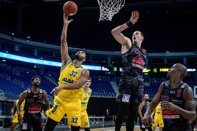 Basketball Berlin 10 01 2021 Season 2020 2021 easyCredit BBL 1 Bundesliga Alba Berlin JobStairs GIESSEN 46ers Johannes Thiemann Alba Berlin, No 32 Scottie James jr Giessen, No 31