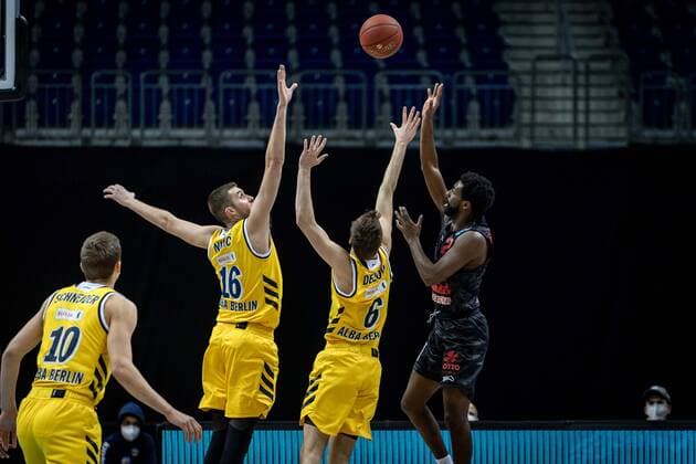 Basketball Berlin 10 01 2021 Season 2020 2021 easyCredit BBL 1 Bundesliga Alba Berlin JobStairs GIESSEN 46ers Isaac Hamilton Giessen, No 02 Malte Delow Alba Berlin Kresimir Nikic Alba Berlin, No 16 Tim Schneider Alba Berlin, No 10