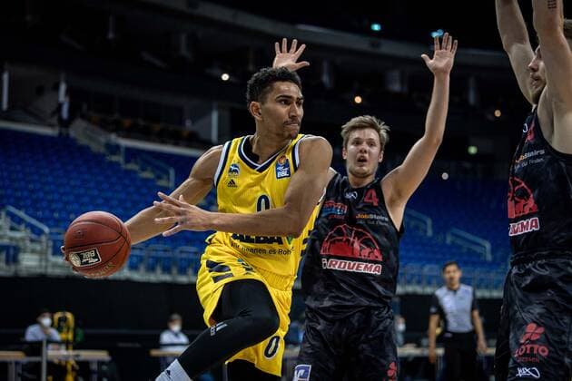 Basketball Berlin 10 01 2021 Season 2020 2021 easyCredit BBL 1 Bundesliga Alba Berlin JobStairs GIESSEN 46ers Maodo Lo Alba Berlin, No 00 Bjarne Kraushaar Giessen, No 04 Ferdinand Zylka Giessen, No 20 re