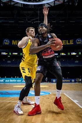 Basketball Berlin 10 01 2021 Season 2020 2021 easyCredit BBL 1 Bundesliga Alba Berlin JobStairs GIESSEN 46ers Chad Brown Giessen, No 22 Ben Lammers Alba Berlin, No 50