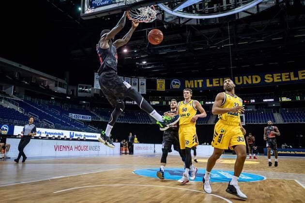 Basketball Berlin 10 01 2021 Season 2020 2021 easyCredit BBL 1 Bundesliga Alba Berlin JobStairs GIESSEN 46ers Brandon Bowman Giessen, No 15 Jayson Granger Alba Berlin, No 33