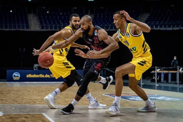 Basketball Berlin 10 01 2021 Season 2020 2021 easyCredit BBL 1 Bundesliga Alba Berlin JobStairs GIESSEN 46ers Brandon Thomas Giessen, No 33 Louis Olinde Alba Berlin, No 19 Johannes Thiemann Alba Berlin, No 32