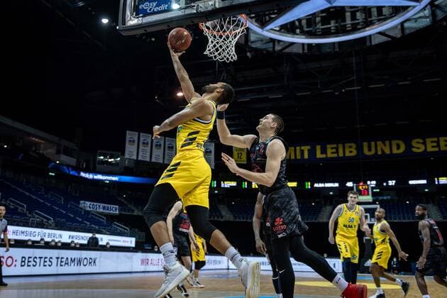 Basketball Berlin 10 01 2021 Season 2020 2021 easyCredit BBL 1 Bundesliga Alba Berlin JobStairs GIESSEN 46ers Johannes Thiemann Alba Berlin, No 32 Scottie James jr Giessen, No 31