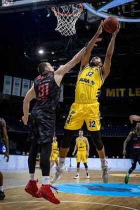 Basketball Berlin 10 01 2021 Season 2020 2021 easyCredit BBL 1 Bundesliga Alba Berlin JobStairs GIESSEN 46ers Johannes Thiemann Alba Berlin, No 32 Scottie James jr Giessen, No 31