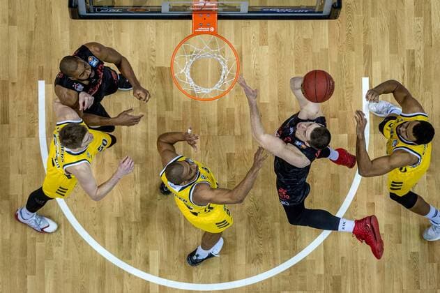 Basketball Berlin 10 01 2021 Season 2020 2021 easyCredit BBL 1 Bundesliga Alba Berlin JobStairs GIESSEN 46ers Scottie James jr Giessen, No 31 Jayson Granger Alba Berlin, No 33 Johannes Thiemann Alba Berlin, No 32 re Ben Lammers Alba Berlin, No 50 Brandon Thomas Giessen, No 33