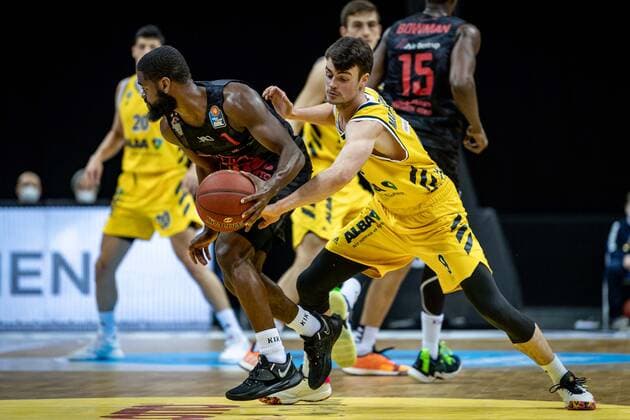 Basketball Berlin 10 01 2021 Season 2020 2021 easyCredit BBL 1 Bundesliga Alba Berlin JobStairs GIESSEN 46ers Jonathan Stark Giessen, No 01 Jonas Mattisseck Alba Berlin, No 09