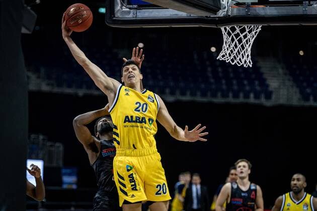 Basketball Berlin 10 01 2021 Season 2020 2021 easyCredit BBL 1 Bundesliga Alba Berlin JobStairs GIESSEN 46ers Simone Fontecchio Alba Berlin, No 20 Isaac Hamilton Giessen, No 02