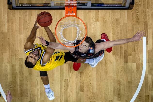 Basketball Berlin 10 01 2021 Season 2020 2021 easyCredit BBL 1 Bundesliga Alba Berlin JobStairs GIESSEN 46ers Johannes Thiemann Alba Berlin, No 32 Scottie James jr Giessen, No 31