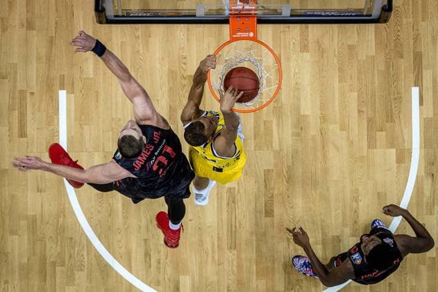 Basketball Berlin 10 01 2021 Season 2020 2021 easyCredit BBL 1 Bundesliga Alba Berlin JobStairs GIESSEN 46ers Louis Olinde Alba Berlin, No 19 Scottie James jr Giessen, No 31 Isaac Hamilton Giessen, No 02