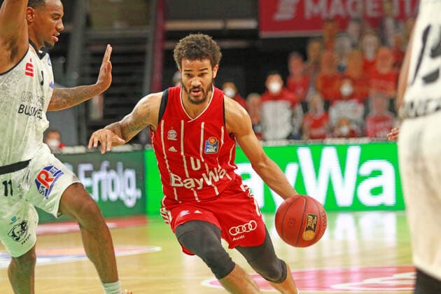 0 Nick Weiler Babb FCBB red vs 11 Isiaha Mike and 31 Joe Lawson Chemnitz Basketball, 1 Bundesliga, BBL, FC Bayern Munich vs Niners Chemnitz, Audi Dome, 10 01 2021 PHOTO Mladen Lackovic LakoPress