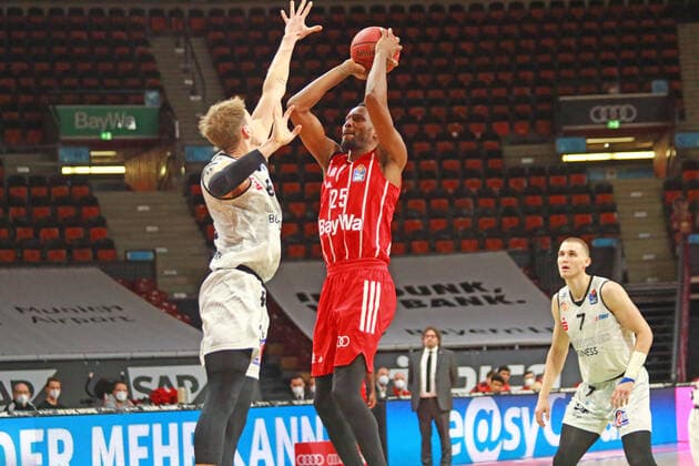25 JaJuan Johnson FCBB red vs 8 Jan Wimberg Chemnitz Basketball, 1 Bundesliga, BBL, FC Bayern Munich vs Niners Chemnitz, Audi Dome, 10 01 2021 PHOTO Mladen Lackovic LakoPress