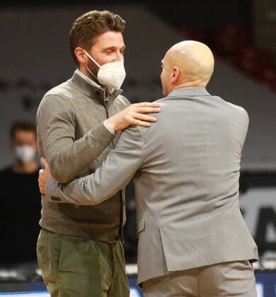Managing director Marko Pesic li FCBB congratulates coach Rodrigo Pastore Chemnitz Basketball, 1 Bundesliga, BBL, FC Bayern Munich vs Niners Chemnitz, Audi Dome, 10 01 2021 PHOTO Mladen Lackovic LakoPress