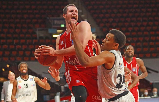 16 Paul Zipser FCBB red vs 24 George King Chemnitz Basketball, 1 Bundesliga, BBL, FC Bayern Munich vs Niners Chemnitz, Audi Dome, 10 01 2021 PHOTO Mladen Lackovic LakoPress