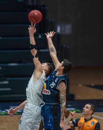 Hamburg Towers vs Merlins Crailsheim 89 72 10 01 2021, Hamburg Wilhelmsburg, edel optics Arena, BBL fingertip ahead Maik Kotsar Hamburg Towers ahead of Bigdan Radosavljevic Merlins Crailsheim Â