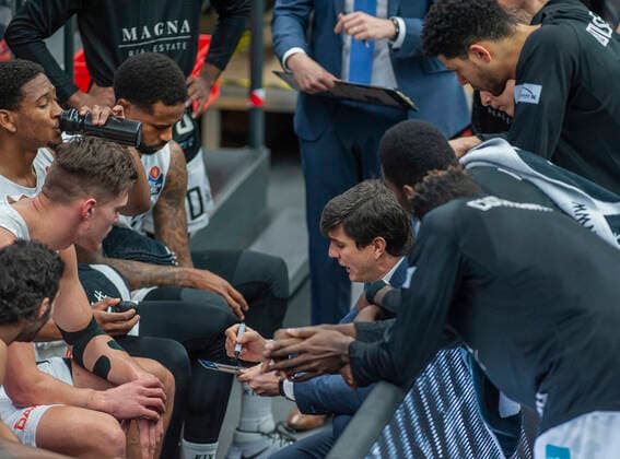 Hamburg Towers vs Merlins Crailsheim 89 72 10 01 2021, Hamburg Wilhelmsburg, edel optics Arena, BBL Pedro Calles Head Coach Hamburg Towers in the circle of his players Â