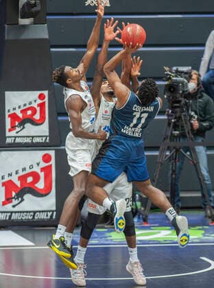 Hamburg Towers vs Merlins Crailsheim 89 72 10 01 2021, Hamburg Wilhelmsburg, edel optics Arena, BBL defensive block Kameron Taylor and Terry Allen Hamburg Towers vs Tim Coleman Merlins Crailsheim Â