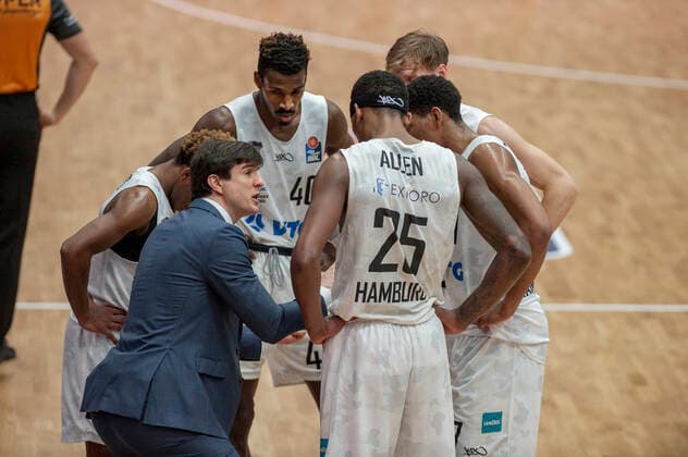 Hamburg Towers vs Merlins Crailsheim 89 72 10 01 2021, Hamburg Wilhelmsburg, edel optics Arena, BBL Pedro Calles Head Coach Hamburg Towers in the circle of his players Â