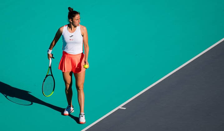 January 11, 2021, Abu Dhabi, UNITED ARAB EMIRATES: Sara Sorribes Tormo of Spain in action during her quarter final match at the 2021 Abu Dhabi WTA, Tennis Damen Womens Tennis Open WTA 500 tournament against Marta Kostyuk of Ukraine Abu Dhabi UNITED ARAB EMIRATES - ZUMAa181 20210111_zaa_a181_048 Copyright: xRobxPrangex
