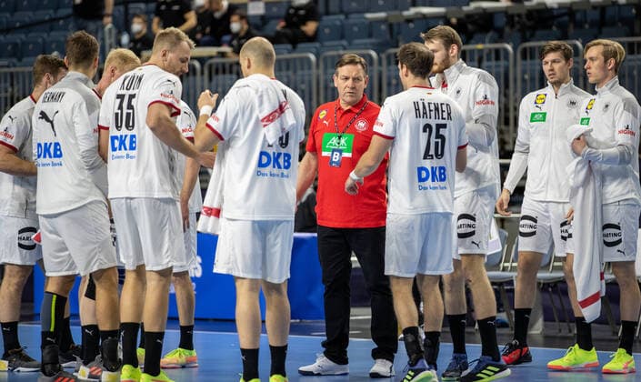 Koeln, 10 01 21, Handball European Championship, 4 Matchday, Qualification, Lanxess Arena National coach Alfred Gislason stands with his team Due to the measures to contain the Corona virus, the match will take place without spectators Germany Austria