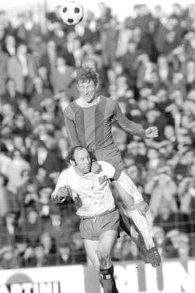 FC Bayern München Hamburger SV 6 2 13 03 1971 Georg Schwarzenbeck FCB based on Uwe Seeler , action , duel Only for journalistic use Only for editorial use HM