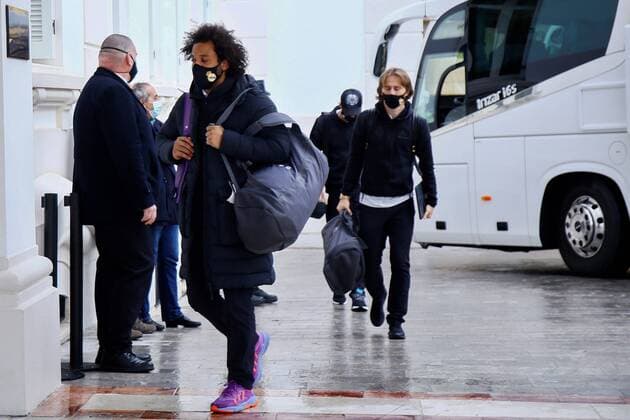 Real Madrid s Marcelo (L) and Modric arrive at the hotel where the team is gathered in Malaga, southern Spain, 11 January 2021. Real Madrid players were unable to return to Madrid due to adverse meteorological conditions and will prepare in Malaga their upcoming Spanish Supercup semi final match against Athletic Bilbao on 14 January 2021. Real Madrid players to prepare Supercup semifinals in Malaga !ACHTUNG: NUR REDAKTIONELLE NUTZUNG!  Copyright: xÁlvaroxCabrerax GRAFAND5315 20210111-637459812921084512