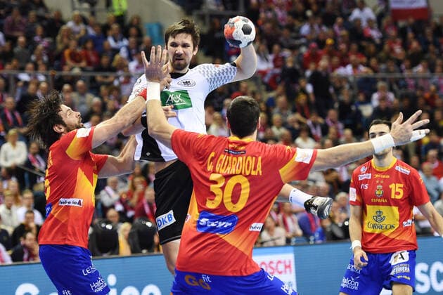 Krakow, Poland 31 January 2016 EHF Euro 2016 Final Germany vs Spain v li in duel Antonio Jesus Garcia Spain and Fabian Wiede Germany Fuechse Berlin , Gedeon Guardiola Spain Rhein Neckar Loewen Tauron Arena Copyright: xFotostandx xWolfx