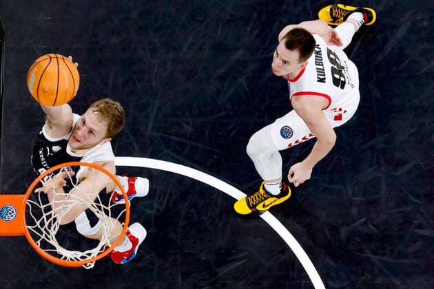 Left Christian Sengfelder Brose Bamberg, 43 Right Arnaldas Kulboka Retabet Bilbao, 98 Basketball Champions League 2020 21, Group Stage Matchday 5, Brose Bamberg Retabet Bilbao 12 01 2021, Bamberg, Brose Arena right notice will be according to Paragraph 13 UrhG Copyright: DanielxLöb