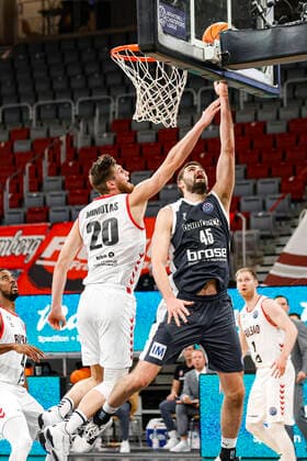 Right David Kravish Brose Bamberg, 45 Left Regimantas Miniotas Retabet Bilbao, 20 Basketball Champions League 2020 21, group stage matchday 5, Brose Bamberg Retabet Bilbao 12 01 2021, Bamberg, Brose Arena right notice will be in accordance with Paragraph 13 UrhG A voucher copy is required For any use of the photo other than journalistic purposes please contact the photographer Copyright: DanielxLöb