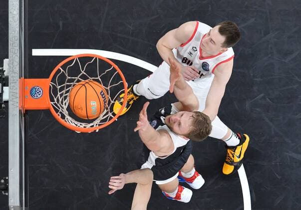 BAMBERG 12 01 2021 Basketball Champions League 8 matchday Brose Bamberg vs Bilbao Basket Christian Sengfelder 43, Brose Bamberg throws against Arnoldas Kulboka 98, Retabet Bilbao photo Hans Martin Issler isslerimages Brose Bamberg vs Bilbao Basket