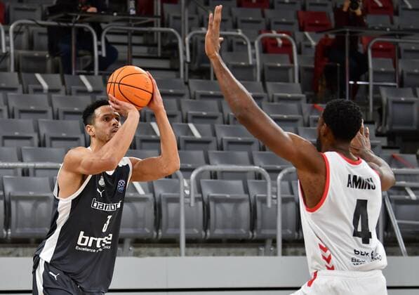 BAMBERG 12 01 2021 Basketball Champions League 8 matchday Brose Bamberg vs Retabet Bilbao Dominic Lockhart 3, Brose Bamberg throws against Alade Aminu 4, Retabet Bilbao photo Hans Martin Issler isslerimages Brose Bamberg vs Retabet Bilbao