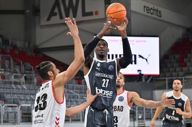 BAMBERG 12 01 2021 Basketball Champions League 8 matchday Brose Bamberg vs Retabet Bilbao Bambergs new signing Shevon Thompson 27, Brose Bamberg throws against Felipe Dos Anjos 13, Retabet Bilbao photo Hans Martin Issler isslerimages Brose Bamberg vs Retabet Bilbao