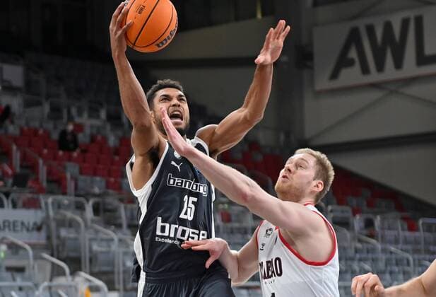 BAMBERG 12 01 2021 Basketball Champions League 8 matchday Brose Bamberg vs Retabet Bilbao Kenneth Ogbe 25, Brose Bamberg throws against Jaroslaw Zyskowski 1, Retabet Bilbao photo Hans Martin Issler isslerimages Brose Bamberg vs Retabet Bilbao