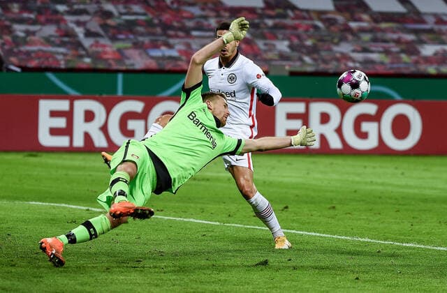 12.01.2021, xjhx, Fussball DFB Pokal 2.Runde, Bayer 04 Leverkusen - Eintracht Frankfurt emspor, v.l. Lukas Hradecky (Bayer Leverkusen), Andre Silva (Eintracht Frankfurt) (DFL DFB REGULATIONS PROHIBIT ANY USE OF PHOTOGRAPHS as IMAGE SEQUENCES and or QUASI-VIDEO) Leverkusen *** 12 01 2021, xjhx, football DFB Pokal 2 round, Bayer 04 Leverkusen Eintracht Frankfurt emspor, v l Lukas Hradecky Bayer Leverkusen , Andre Silva Eintracht Frankfurt DFL DFB REGULATIONS PROHIBIT ANY USE OF PHOTOGRAPHS as IMAGE SEQUENCES and or QUASI VIDEO Leverkusen