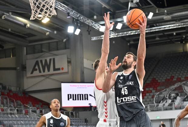 BAMBERG 12 01 2021 Basketball Champions League 8 matchday Brose Bamberg vs Retabet Bilbao David Kravish 45, Brose Bamberg throws against Regimantas Miniotas 20, Retabet Bilbao photo Hans Martin Issler isslerimages Brose Bamberg vs Retabet Bilbao