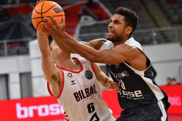 BAMBERG 12 01 2021 Basketball Champions League 8 Matchday Brose Bamberg vs Retabet Bilbao Kenneth Ogbe 25, Brose Bamberg moves to the basket against Inigo Betolaza 6, Retabet Bilbao Photo Hans Martin Issler isslerimages Brose Bamberg vs Retabet Bilbao