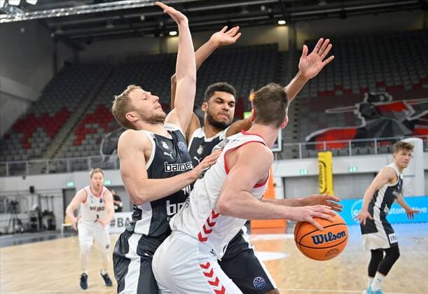 BAMBERG 12 01 2021 Basketball Champions League 8 matchday Brose Bamberg vs Retabet Bilbao Christian Sengfelder 43, Brose Bamberg and Kenneth Ogbe 25, Brose Bamberg defend against Regimantas Miniotas 20, Retabet Bilbao photo Hans Martin Issler isslerimages Brose Bamberg vs Retabet Bilbao