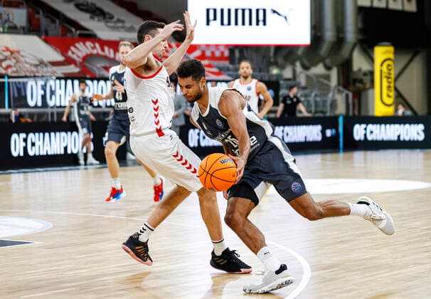 Right Kenneth Ogbe Brose Bamberg, 25 Left Alex Reyes Retabet Bilbao, 08 Basketball Champions League 2020 21, Group Stage Matchday 5, Brose Bamberg Retabet Bilbao 12 01 2021, Bamberg, Brose Arena Copyright: DanielxLöb