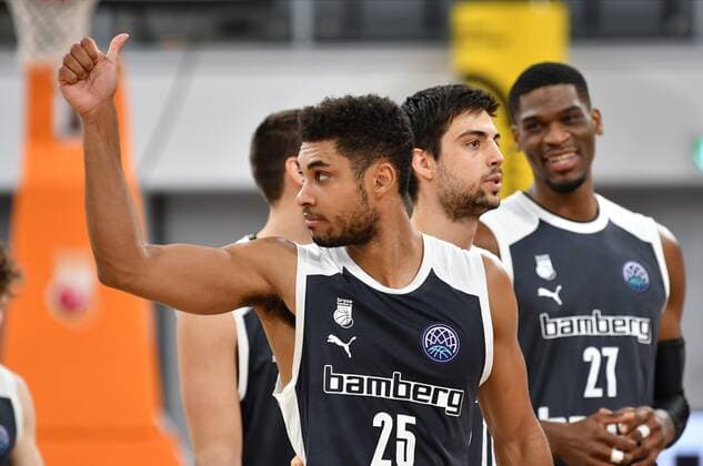 BAMBERG 12 01 2021 Basketball Champions League 8 matchday Brose Bamberg vs Retabet Bilbao Kenneth Ogbe 25, Brose Bamberg gives thumbs up after 90 75 win over Bilbao Photo Hans Martin Issler isslerimages Brose Bamberg vs Retabet Bilbao