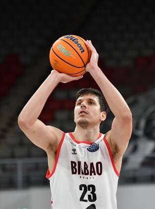 BAMBERG 12 01 2021 Basketball Championsleague 8 Matchday Brose Bamberg vs Retabet Bilbao Goran Husic 23, Retabet Bilbao shooting a free throw Photo Hans Martin Issler isslerimages Brose Bamberg vs Retabet Bilbao