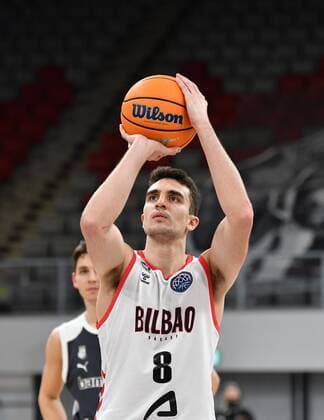 BAMBERG 12 01 2021 Basketball Championsleague 8 Matchday Brose Bamberg vs Retabet Bilbao Alex Reyes 8, Retabet Bilbao shooting free throw Photo Hans Martin Issler isslerimages Brose Bamberg vs Retabet Bilbao